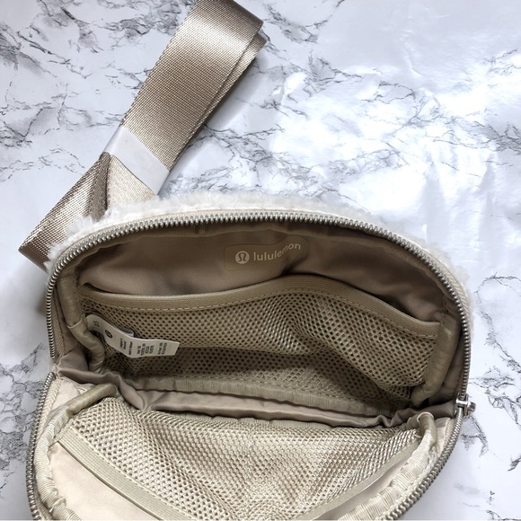 Lululemon Everywhere Fleece Belt Bag Extended Strap Natural Ivory/Trench - Picture 6 of 8